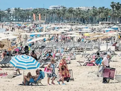  ?? XAVI JURIO ?? Los sindicatos temen que la patronal catalana pacte la subida salarial tras la campaña de verano