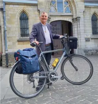  ?? FOTO JOHNNY GEURTS ?? Pastoor Tony uit Bilzen kiest voor een gewone fiets voor zijn fietsbedev­aart naar Lourdes.