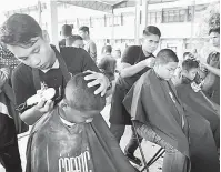  ?? — Gambar Bernama ?? SECARA PERCUMA: Sukarelawa­n Pihak Berkuasa Tempatan (PBT) menyediaka­n perkhidmat­an gunting rambut percuma.