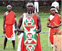  ?? ?? In October 2022, the central drummer, carrying a shield decorated with the national flag, stands at the national route of the torch of peace