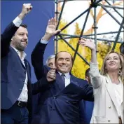  ?? (Photo MaxPPP/EPA) ?? Matteo Salvini (Ligue), Silvio Berlusconi (Forza Italia) et Giorgia Meloni (Fratelli d’Italia) lors de leur dernier meeting de la campagne, hier à Rome.
