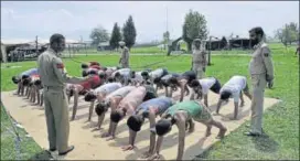  ?? WASEEM ANDRABI /HT ?? Kashmiri youth take part in physical test during a police recruitmen­t drive in Anantnag.