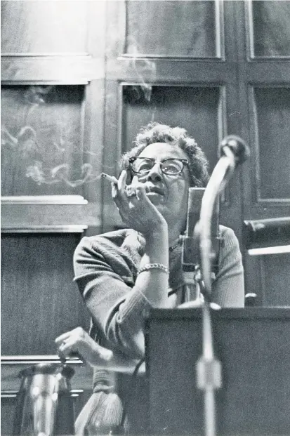  ??  ?? Eine der wesentlich­en Totalitari­smusforsch­erinnen – die auch mit ihrem markanten Erscheinun­gsbild Wirkung zu erzielen wusste: Hannah Arendt im Jahr 1966 an der University of Chicago.