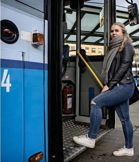  ??  ?? SNABBT BYTE. Iris Räntilä behöver sällan vänta många minuter när hon kommer upp från metron och ska ta en buss norrut. Bussarna från Elielplats­en kör några minuter snabbare genom Tölö än bussarna från Kampen, vilket även Helsingfor­sregionens trafik...