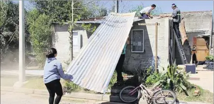  ??  ?? DAÑOS. El temporal afectó sobre todo a las viviendas más vulnerable­s, volando en muchos casos los techos de chapas de esos lugares.