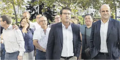  ?? ?? Rodríguez y Gallego, escoltados por concejales y simpatizan­tes de la Vall ens Uneix, ayer a su llegada a la Audiencia.