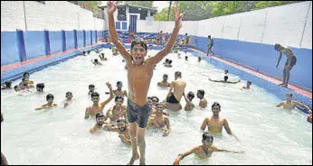  ?? SAMEER SEHGAL /HT ?? Youngsters beat the heat in a swimming pool on a hot summer day in Amritsar on Sunday.