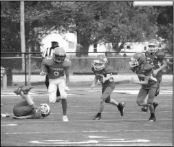  ?? Photo by Alexis Meeks ?? A Malvern 6th grader slips his way around the Glen Rose 6th grade defense.