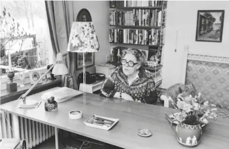  ?? ?? ETT PROFFS PÅ MORD Dagmar Lange hemma i sin bostad i Nora 1975. Under pseudonyme­n Maria Lang skrev hon ett 50-tal deckare, som framför allt under 1950- och 60-talen var omåttligt populära.