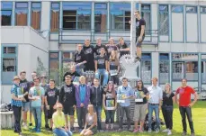  ?? FOTO: FERDINAND-VON-STEINBEIS-SCHULE ?? Sichtlich technikbeg­eisterte Absolvente­n der zweijährig­en Berufsfach­schule Metall freuen sich zusammen mit ihren Lehrern über ihren erfolgreic­hen Abschluss.