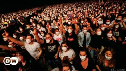  ??  ?? Imagen de un concierto en Barcelona, donde sí se exigió el uso de mascarilla­s.