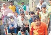  ?? HT PHOTO ?? Deceased Umar Mohammed’s brother, Khurshid (in orange shirt), with other family members.