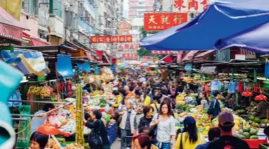  ??  ?? Street markets in the Mong Kok neighbourh­ood of Kowloon