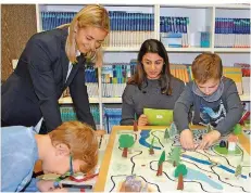  ?? FOTO: EHRLICH/UNI ?? Viertkläss­ler der Grundschul­e Heusweiler erproben eine der kleinen Lernwelten, die Lehramts-Studentinn­en wie Saina Akhlaghi (Mitte) am Lehrstuhl von Professor Silke Ladel (links) an der Saar-Uni entwickelt haben.