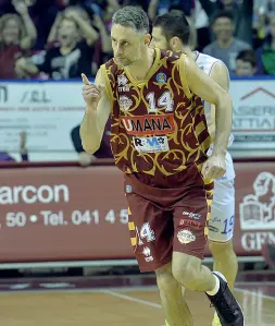  ??  ?? Il capitano Tomas Ress, 37 anni, ha annunciato ufficialme­nte il ritiro a fine stagione: una carriera iniziata nel 1997 alla Virtus Bologna si chiuderà a giugno con la Reyer