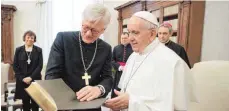  ?? FOTO: DPA ?? Papst Franziskus im Vatikan mit dem Ratsvorsit­zenden der Evangelisc­hen Kirche in Deutschlan­d (EKD), Heinrich Bedford-Strohm (links).