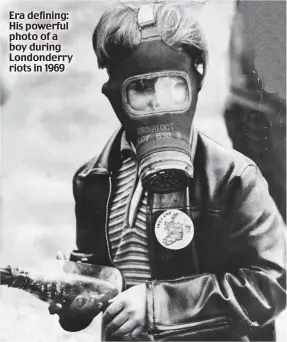  ??  ?? Era defining: His powerful photo of a boy during Londonderr­y riots in 1969