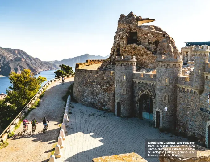  ??  ?? La batería de Castillito­s, construida imitando un castillo medieval en el cabo Tiñoso, protegía la entrada a la bahía de Cartagena junto a su gemela, la de Cenizas, en el cabo Negrete.