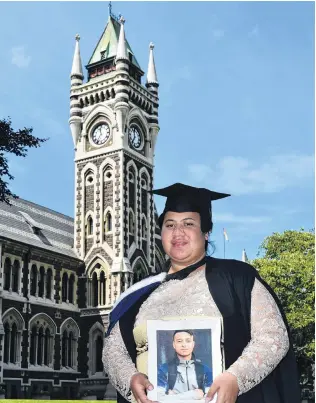  ?? PHOTO: GREGOR RICHARDSON ?? Paying tribute . . . Salote Makasini holds a photograph of her Tongan cousin Rima Sikei who died a week ago.