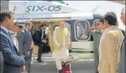  ?? REUTERS ?? Time for climbdown for both sides: Pakistani Prime Minister Nawaz Sharif disembarks from his helicopter.