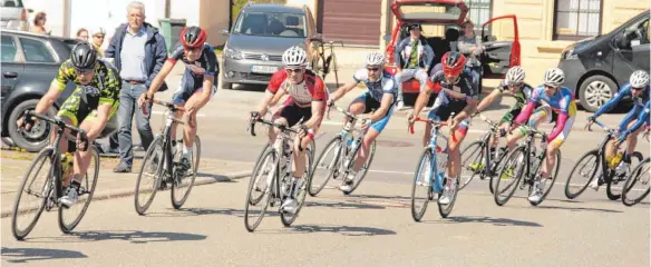  ?? FOTO: ROLAND HABEL ?? Beim 48. Rennen des RV Durchhause­n traten die Radsportle­r kräftig in die Pedale.