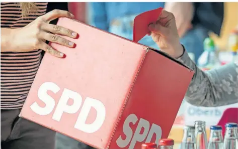  ?? FOTO: DPA/ARMIN WEIGEL ?? Nach dem Zoff bei der Aufstellun­g der Wahlliste trat der bisherige Vorsitzend­e der SPD in Friedrichs­thal, Jörn Walter, aus der Partei aus. Ein Aus für den Ortsverein bedeute dies aber nicht, stellt Bürgermeis­ter Christian Jung (SPD) klar.