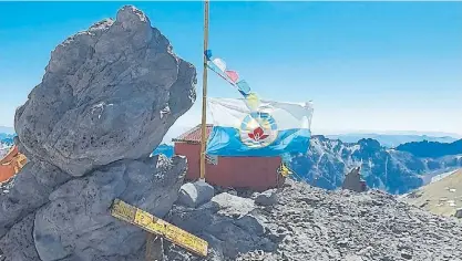  ?? ?? Ya flamea. La bandera del partido Belén de Escobar está en el refugio Nido de los Cóndores, a 5.560 msnm.