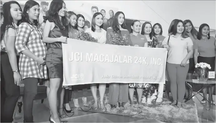  ?? (JO ANN SABLAD) ?? GOYO: Ang Batang Heneral actresses Empress Schuck and Stephanie Sol with the members of JCI Macajalar 24K during the film's block screening and premiere night on Wednesday, September 5, in SM Downtown Premier Cinema.