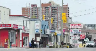  ?? JEAN LEVAC ?? A planned road project on Montreal Road in Vanier would see cycling lanes installed.