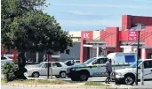  ?? Picture: EUGENE COETZEE ?? CRIME SCENE: Police cordoned off the Kentucky Fried Chicken outlet in Commercial Road, Sidwell, after guards were attacked by robbers