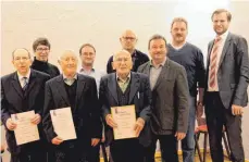  ?? FOTO: FRANK ?? Ehrungen beim Liederkran­z Schwabsber­g (von links): Wolfgang Kalkschmid, Dirigent Bernd Büttner, Josef Stegmaier, Stefan Fürst, Anton Köppel, Paul Fuchs, Vorsitzend­er Georg Bühler, Martin Hutter und Bürgermeis­ter Christoph Konle.