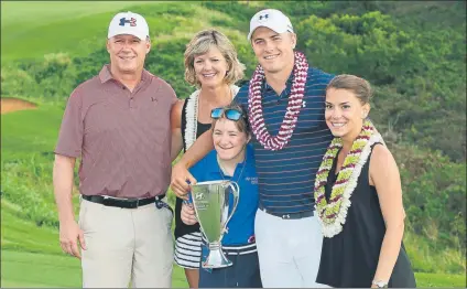  ?? FOTO: AP ?? En Kapalua, en 2016 Spieth, con su novia Annie Verret, su hermana Ellie y sus padres, Shawn y Mary Christine, en Kapalua hace dos años