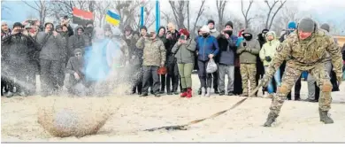  ?? ?? Un soldado instruye a la población un método de trampa denotadora, ayer en Kiev.