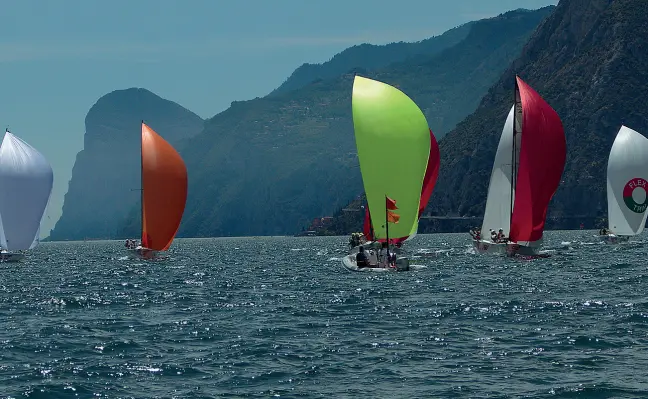  ?? (Foto Giorgio Salomon) ?? Garda Alcune vele impegnate in una regata sul Garda: la testa d’albero delle imbarcazio­ni è lambita dai raggi del sole