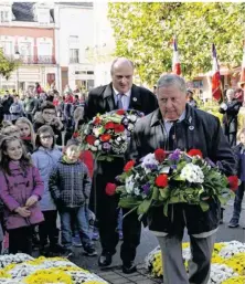  ??  ?? Gérard Couturier et Gérard Galpin ont déposé des gerbes, place de la République.