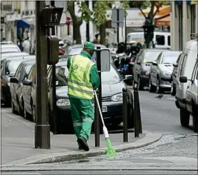  ??  ?? Un employé des services de propreté de la Ville de Paris.
