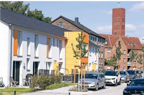  ?? FOTO: MARKUS WEISSENFEL­S ?? Öffentlich geförderte­r Wohnraum wie ihn zum Beispiel der Bauverein an der Dresdner Straße zur Verfügung stellt, ist in Wesel Mangelware.
