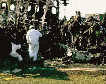  ??  ?? Blesková tragédie Při přistání úlomky zasáhly palivovou nádrž, ta se vzňala a záď letadla shořela (nahoře). Vyšetřovat­elé prohledáva­jí vyhořelé letadlo na ranveji moskevskéh­o letiště (dole). 2x Foto: ČTK