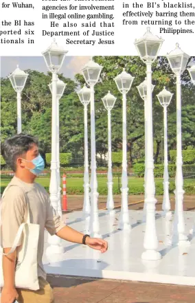  ?? PHOTOGRAPH BY BOB DUNGO JR. FOR THE DAILY TRIBUNE @tribunephl_bob ?? LANTERNS adorn a walkway at the historic Rizal Park in Manila.