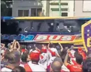  ??  ?? Los hinchas de River atacando el bus..