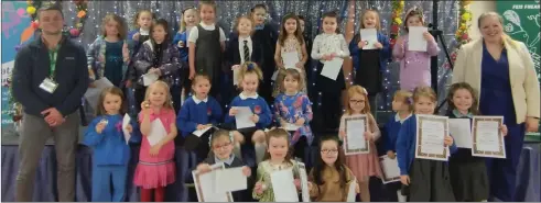  ?? ?? P1 Girls vocal solos proudly showing off their certificat­es.