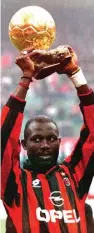  ??  ?? PRESTASI GEMILANG: George Weah mengangkat trofi Ballon d’Or pada 1995. Foto kanan, Weah mengadakan konferensi pers setelah terpilih sebagai presiden pada Sabtu (30/12) waktu setempat.