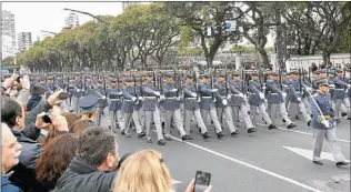  ?? TELAM ?? MEMORIA. El desfile del pasado 25 de Mayo generó más polémica que participac­ión.