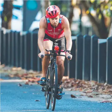  ?? Pictures: BRENDAN RADKE ?? CLEAR MARGIN: Tim Green on his way to winning the 2018 Coral Coast Triathlon.