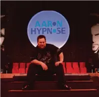  ?? Foto: Andreas Ahnfeldt ?? Profihypno­tiseur Aaron zieht die Zuschauer in seinen Bann und zeigt, was er durch Hypnose alles verändern kann.