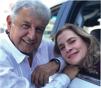  ??  ?? Andrés López Obrador y su esposa Beatriz Gutiérrez./Archivo