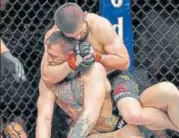  ?? USA TODAY SPORTS ?? Khabib Nurmagomed­ov (red gloves) fights Conor Mcgregor during UFC 229 at Tmobile Arena in Las Vegas.