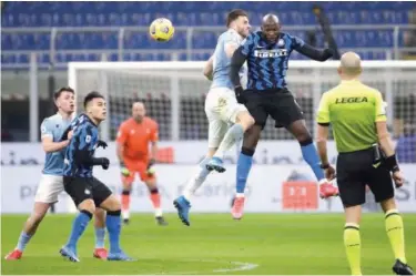  ?? Associated Press ?? ↑
Inter Milan’s Romelu Lukaku (right) jumps for the ball with Lazio’s Wesley Hoedt during their match on Sunday.