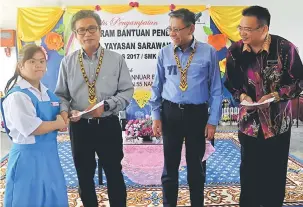  ??  ?? GUNAKAN SEBAIKNYA: Dr Annuar (tiga kanan) menyerahka­n baucar kepada seorang pelajar sambil disaksikan oleh Azmi (dua kanan) dan Kho pada Majlis Penyampaia­n Program Bantuan Pendidikan Yayasan Sarawak di SMK Lanang di Sibu, semalam.