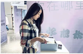  ?? — China Daily/Asia News Network ?? Here lie memories: Liu Yan going through items donated by people from all over the country at her museum in Harbin.